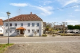 Ansicht Straße + Terrasse - Am Federsee – Tradition trifft Perspektive: Gaststätte mit Betreiberwohnung & Erweiterungspotenzial