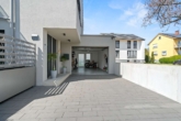 Hofeinfahrt und Garage - Clean Chic – Energieeffizientes Einfamilienhaus mit Einliegerwohnung in KN-Wollmatingen
