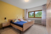 Schlafzimmer - Freistehendes EFH mit Entwicklungspotenzial auf großem Grundstück in ruhiger Lage Böfingens