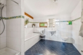 Badezimmer OG - Urlaub zuhause: Einzigartiges Wohnhaus mit traumhaftem Garten in Leeder