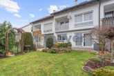 Hausansicht vom Garten - Großes Reihenmittelhaus mit 175 m² Wfl., Sauna, Garage und Fernwärme in gefragter Wohngegend.