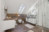 Badezimmer Dachgeschoss - Großes Reihenmittelhaus mit 175 m² Wfl., Sauna, Garage und Fernwärme in gefragter Wohngegend.