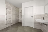 Badezimmer mit moderner Ausstattung und barrierefreier Gestaltung - KEINE Erwerbsnebenkosten! – 5,5-Zimmer-Erstbezug mit Garten & Terrasse in Schemmerhofen