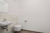 Modernes Badezimmer mit Waschbecken und WC in Schemmerhofen - KEINE Erwerbsnebenkosten! – 5,5-Zimmer-Erstbezug mit Garten & Terrasse in Schemmerhofen