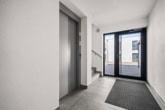 Moderner Eingangsbereich mit Aufzug und Terrasse - KEINE Erwerbsnebenkosten! – 5,5-Zimmer-Erstbezug mit Garten & Terrasse in Schemmerhofen