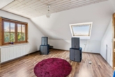 Gästezimmer DG - Bei der Linde in Haidgau: Gepflegtes Familienhaus mit Platz, Charme und sofortiger Bezugsfreiheit