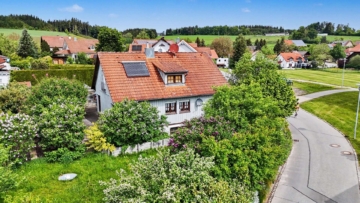 Bei der Linde in Haidgau: Gepflegtes Familienhaus mit Platz, Charme und sofortiger Bezugsfreiheit, 88410 Bad Wurzach, Haus