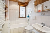 Badezimmer EG - Bei der Linde in Haidgau: Gepflegtes Familienhaus mit Platz, Charme und sofortiger Bezugsfreiheit