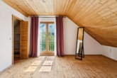 Schlafzimmer - Bei der Linde in Haidgau: Gepflegtes Familienhaus mit Platz, Charme und sofortiger Bezugsfreiheit