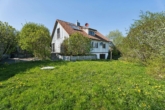 Ansicht Garten - Bei der Linde in Haidgau: Gepflegtes Familienhaus mit Platz, Charme und sofortiger Bezugsfreiheit