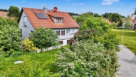 Absicht Garten - Bei der Linde in Haidgau: Gepflegtes Familienhaus mit Platz, Charme und sofortiger Bezugsfreiheit