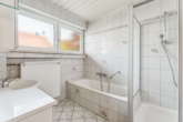Badezimmer EG - Zweifamilienhaus mit viel Platz und Potenzial – ideal für Familien oder Mehrgenerationen