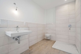 Badezimmer 1. OG - KfW-QNG Neubau! Bezugsfreies Einfamilienhaus mit großem Garten