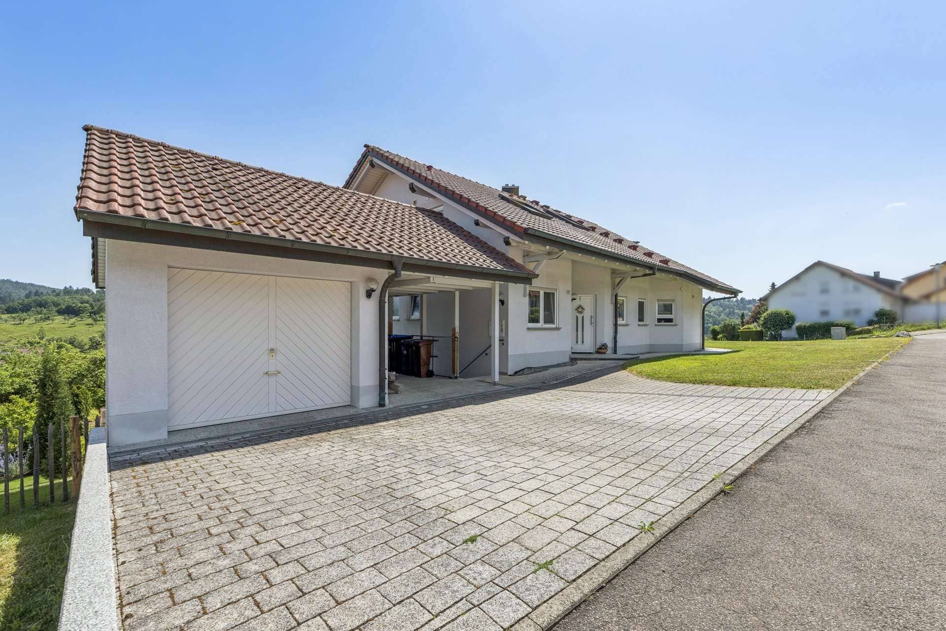 Einfahrt- Garage-Carport
